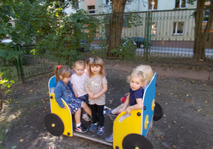 Tuptusiepodczas zabaw w ogrodzie przedszkolnym
