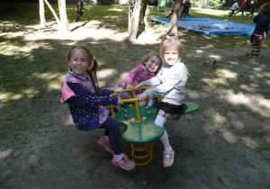 Smyki podczas zabaw w ogrodzie przedszkolnym