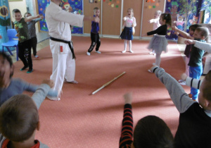 Żaczki na pierwszych w tym roku szkolnym zajęciach Karate