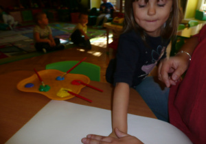 Tuptusie rączkami pomalowanymi farbą podpisują się pod Kodeksem Przedszkolaka