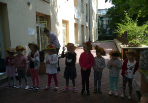dziewczynki w jesiennych kapeluszach ustawione na tarasie podczas zabawy na koncercie muzycznym