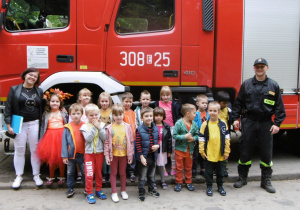 zdjęcie grupowe Juniorów przy wozie strażackim