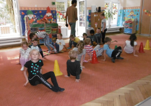 Juniorzy na sali podczas zajęć Capoeira
