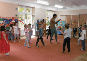 Juniorzy na sali podczas zajęć Capoeira
