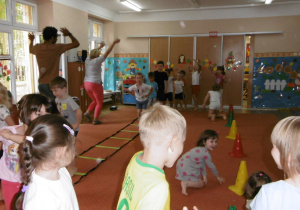Żaczki na sali podczas zajęć Capoeira