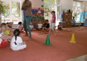 Żaczki na sali podczas zajęć Capoeira