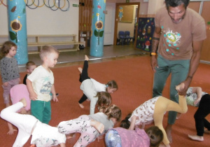 Tuptusie podczas zajęć Capoeira na sali gimnastycznej