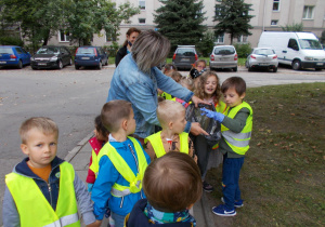Smyki w kamizelkach odblaskowych podczas Sprzątania Świata w okolicy przedszkola