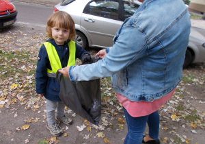 Smyki w kamizelkach odblaskowych podczas Sprzątania Świata w okolicy przedszkola