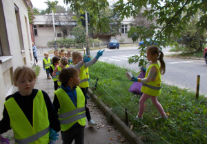 Juniorzy w kamizelkach odblaskowych, w rekawiczkach podczas 28. Akcji Sprzątania Świata