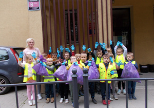 Juniorzy - zdjęcie grupowe przed wejściem do przedszkola
