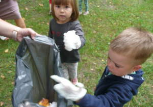 Tuptusie w ogródku przedszkolnym podczas 28. Akcji Sprzątania Świata