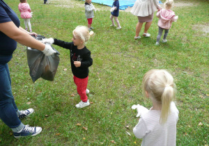 Tuptusie w ogródku przedszkolnym podczas 28. Akcji Sprzątania Świata