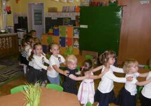 Dzieci wchodzą do sali na Uroszystość Pasowania na Przedszkolaka