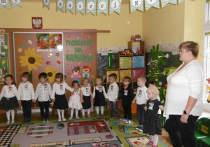 Dzieci ustawione w półkolu podczas Uroczystości pasowania na Przedszkolaka