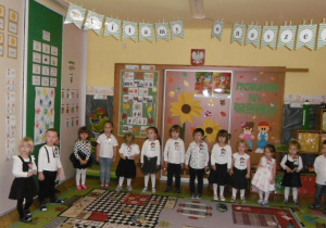 Dzieci ustawione w półkolu podczas Uroczystości pasowania na Przedszkolaka