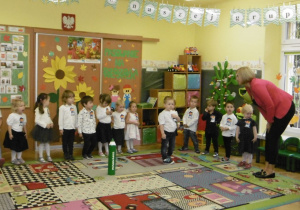Dzieci podczas składania Przysięgi Przedszkolaka