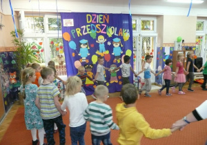 Juniorzy i Żaczki podczas zabaw i konkursów z okazji Dnia Przedszkolaka