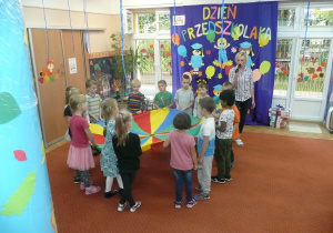Juniorzy i Żaczki podczas zabaw i konkursów z okazji Dnia Przedszkolaka
