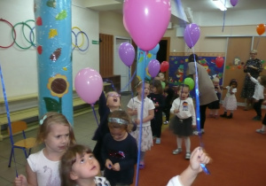Tuptusie i Smyki podczas zabawy na sali gimnastycznej z okazji Dnia Przedszkolaka