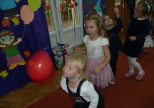 Tuptusie i Smyki podczas zabawy na sali gimnastycznej z okazji Dnia Przedszkolaka