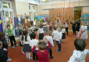 Tuptusie i Smyki podczas zabawy na sali gimnstycznej z okazji Dnia Przedszkolaka