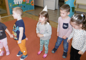 Tuptusie i Smyki na sali gimastycznej podczas zabawy urodzinowej