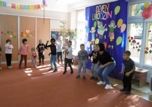 Żaczki i Juniorzy na sali gimnastycznej podczas zabawy urodzinowej