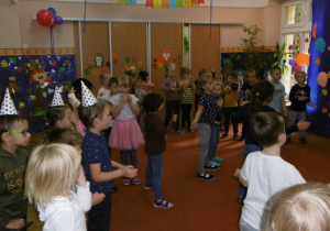 Żaczki i Juniorzy na sali gimnastycznej podczas zabawy urodzinowej