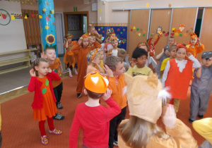 Żaczki i Juniorzy w strojach jesiennych podczas zabaw na sali gimnastycznej z okazji balu jesieni