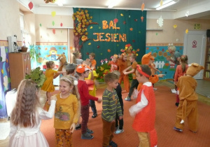 Żaczki i Juniorzy w strojach jesiennych podczas zabaw na sali gimnastycznej z okazji balu jesieni