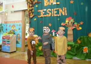 chłopcy w strojach jesiennych na tle dekoracji z okazji Balu Jesieni