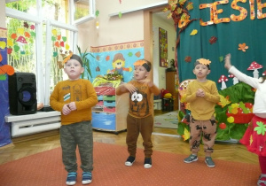 Smyki i Tuptusie podczas zabaw na sali gimnastycznej zorganizowanych z okazji Dnia Jesieni