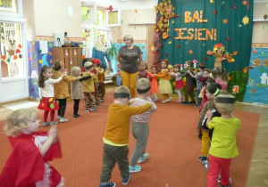 Smyki i Tuptusie podczas zabaw na sali gimnastycznej zorganizowanych z okazji Dnia Jesieni