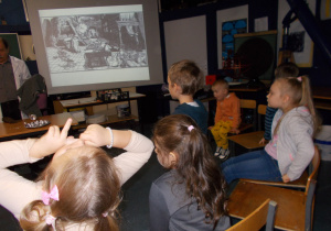 Żaczki i Juniorzy oglądają eksperymenty w Centrum zajęć pozaszkolnych „Planetarium”