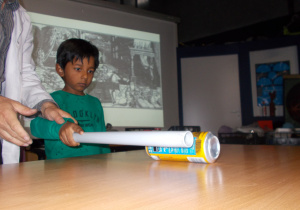 chłopiec prezentuje eksperyment w Centrum zajęć pozaszkolnych „Planetarium”