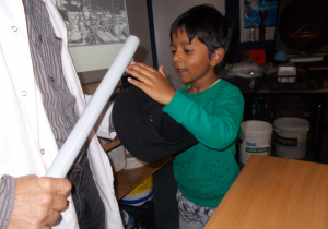 chłopiec prezentuje eksperyment w Centrum zajęć pozaszkolnych „Planetarium”