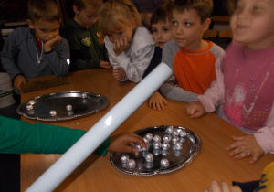 Żaczki i Juniorzy oglądają eksperymenty w Centrum zajęć pozaszkolnych „Planetarium”