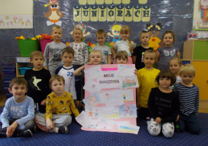 Juniorzy - zdjęcie grupowe, prezentacja wspólnie wykonanego plakatu