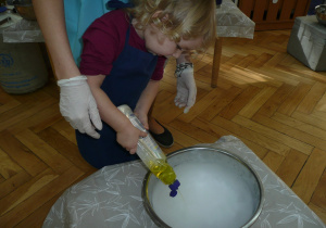 dziewczynka bierze udział w eksperymencie z pianą
