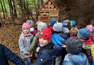 Żaczki i Juniorzy przy karmniku dla owodów w Lesie Łagiewnickim