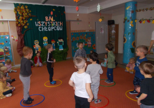 Smyki i Tuptusie na sali gimnastycznej podczas zabaw, tańców i konkursów z okazji Dnia Chłopca