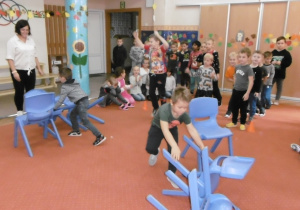 Juniorzy i Żaczki podczas zabaw na sali gimnastycznej z okazji Dnia Chłopca