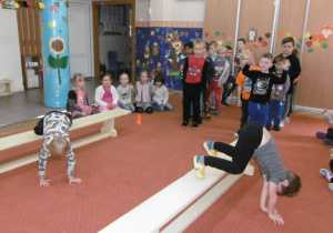 Juniorzy i Żaczki podczas zabaw na sali gimnastycznej z okazji Dnia Chłopca