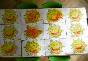 "Uśmiechnięte słoneczka" - prace wykonane przez dzieci z grupy Tuptusie