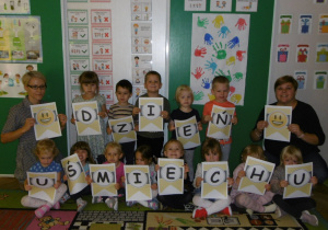 Tuptusie - zdjęcie grupowe z okazji Dnia Uśmiechu