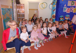 dzieci na ławeczkach podczas teatrzyku pt. "Piotruś Pan"
