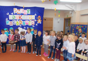 występy dzieci na tle dekoracji z okazji Dnia Edukacji Narodowej