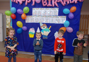 Tuptusie i Smyki podczas zabawy urodzinowej na sali gimnastycznej