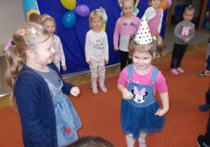 Juniorzy i Żaki na sali gimnastycznej podczas konkursów zorganizowanych z okazji październikowych urodzinek